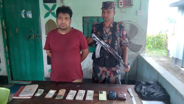 বাংলাবান্ধা স্থলবন্দরে ২৫ হাজার ডলারসহ ভারতীয় নাগরিক আটক